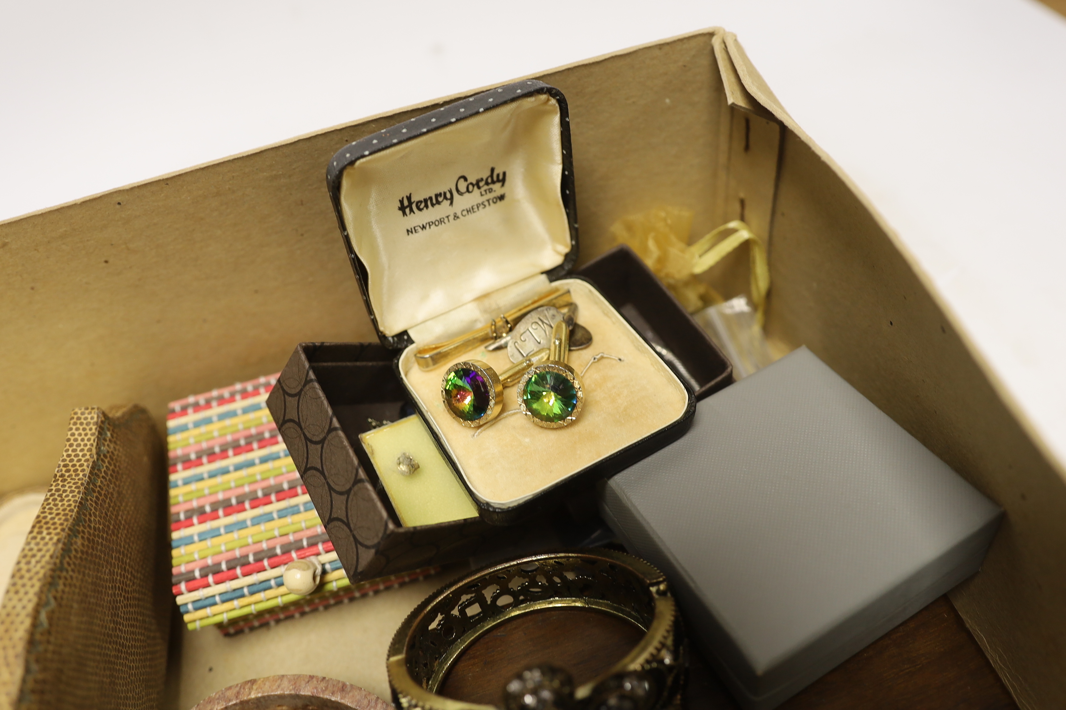 A group of assorted costume jewellery including a garnet necklace, amethyst pendant, etc.